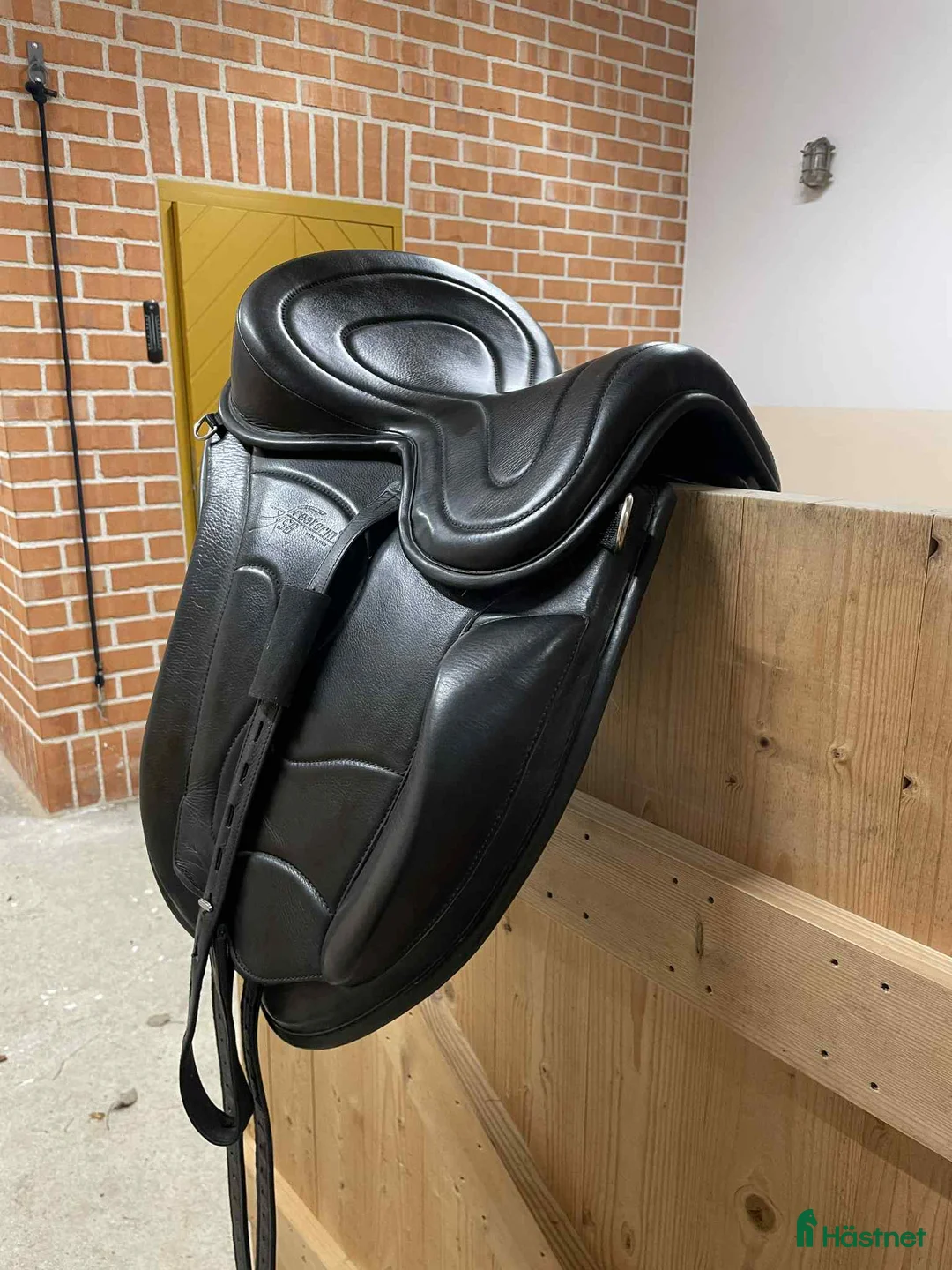 Sadlar hästutrustning till salu: Freeform Classic 15" i Heby - Annons 2