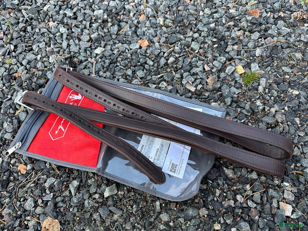 Sadeltillbehör hästutrustning till salu: Equipe kalvskinnsläder i Köping - Annons 1