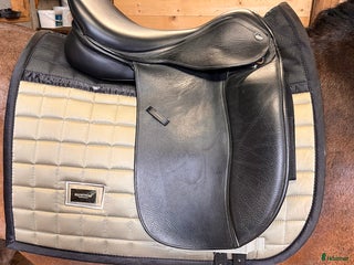 Sadlar hästutrustning till salu: Dressyr Sadel Lippo Vanessa i Holsbybrunn - Annons 2