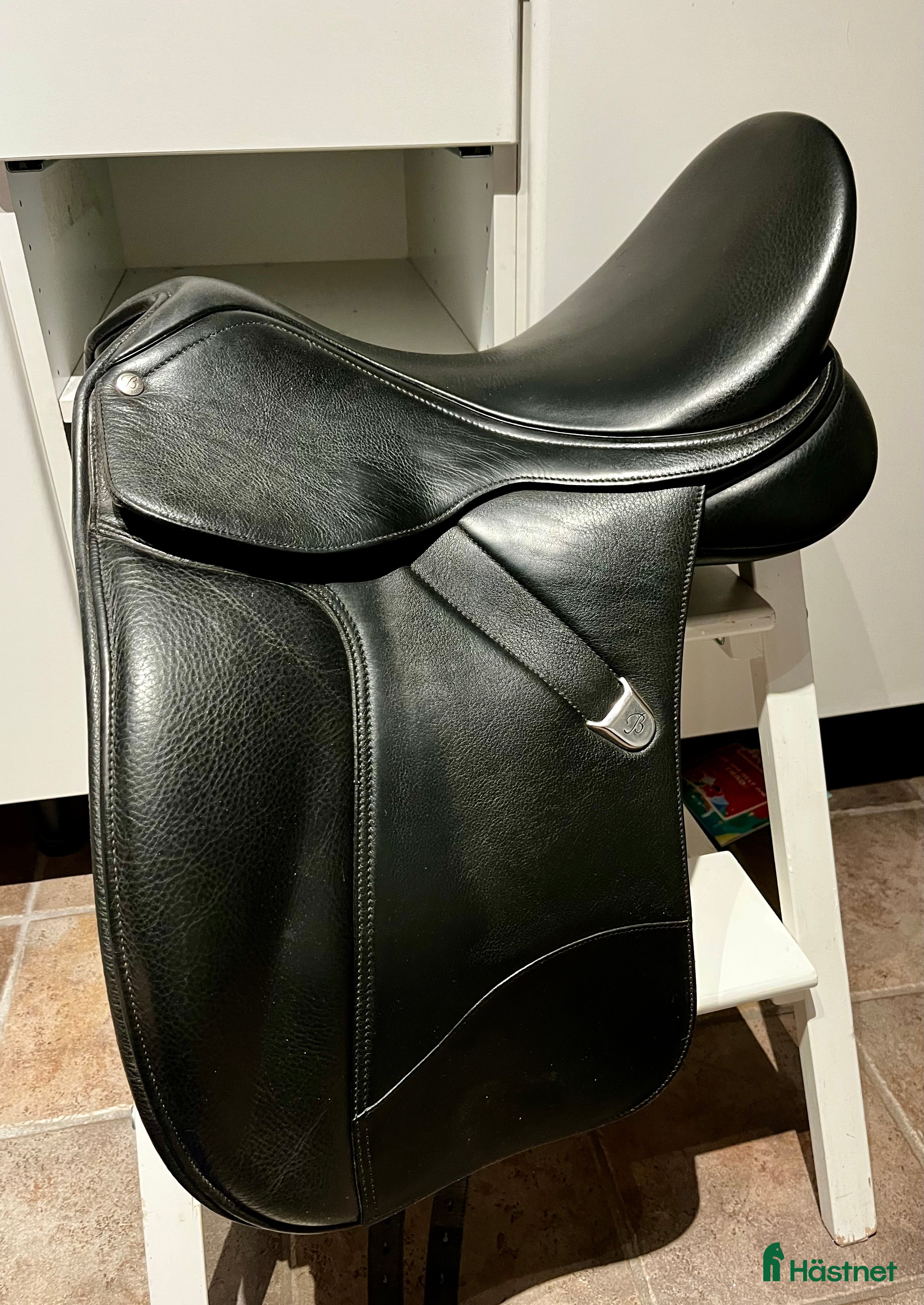 Sadlar hästutrustning till salu: Bates dressyrsadel med plusläder - Annons 2