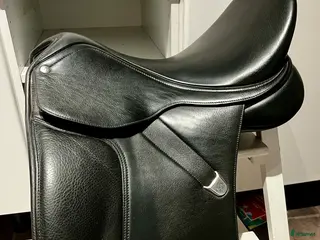 Sadlar hästutrustning till salu: Bates dressyrsadel med plusläder - Annons 2
