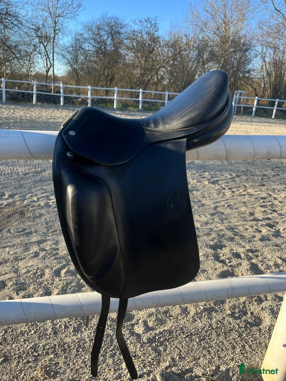 Sadlar hästutrustning till salu: Fin dressyrsadel Vega - Annons 1