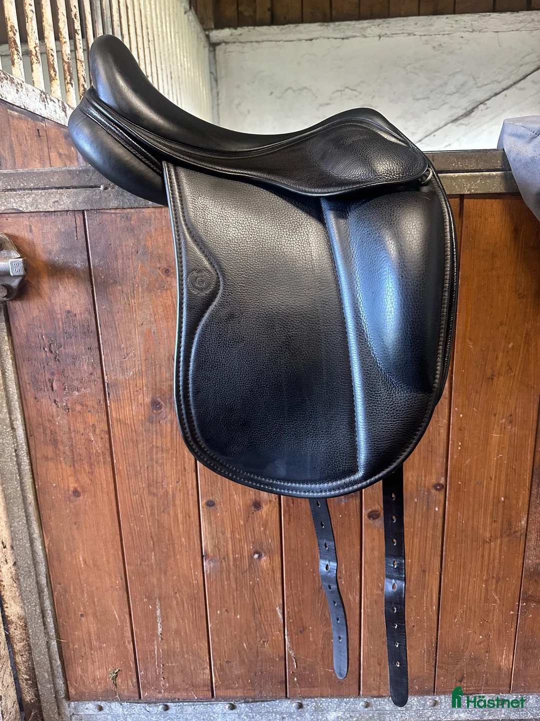 Sadlar hästutrustning till salu: EQUES Gold by Black Edition 17” Latex - Annons 1