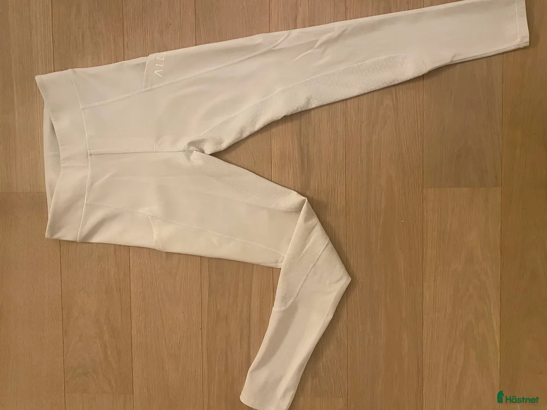 Ridbyxor ryttarutrustning till salu: Vita ridbyxor All In säljes - Annons 1