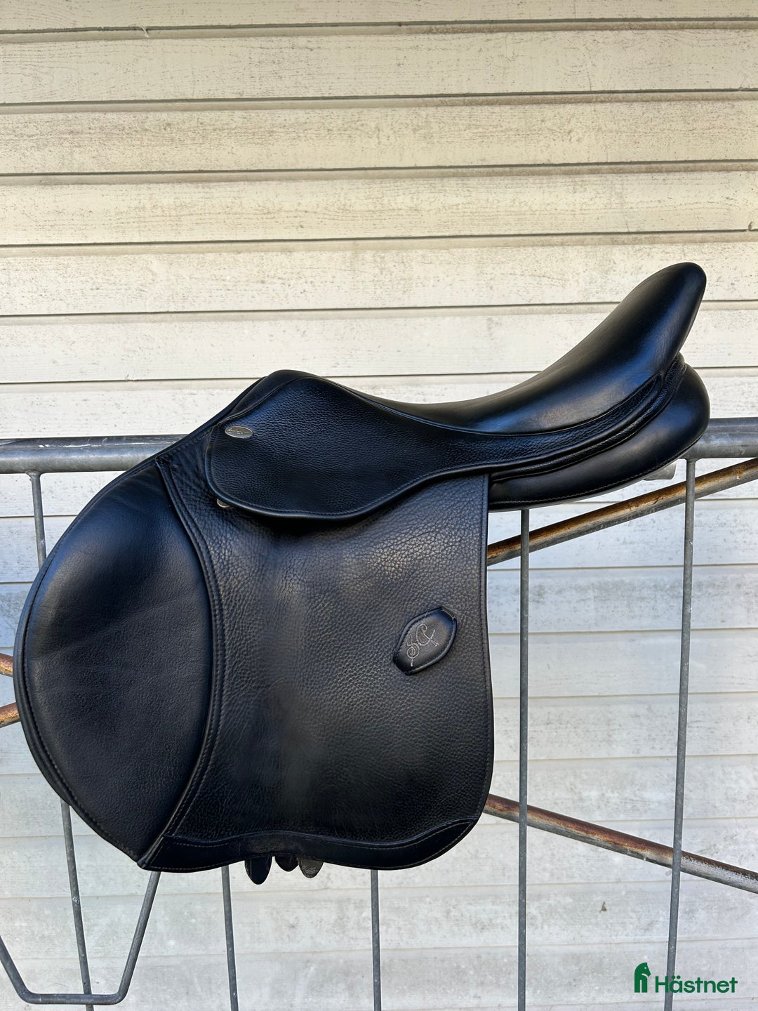 Sadlar hästutrustning till salu: Hoppsadel Santa Cruz 17” i Karlshamn - Annons 1
