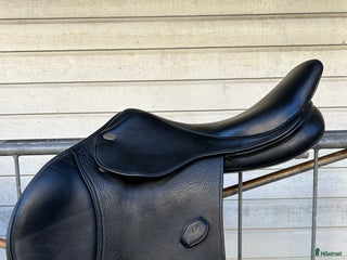 Sadlar hästutrustning till salu: Hoppsadel Santa Cruz 17” i Karlshamn - Annons 1