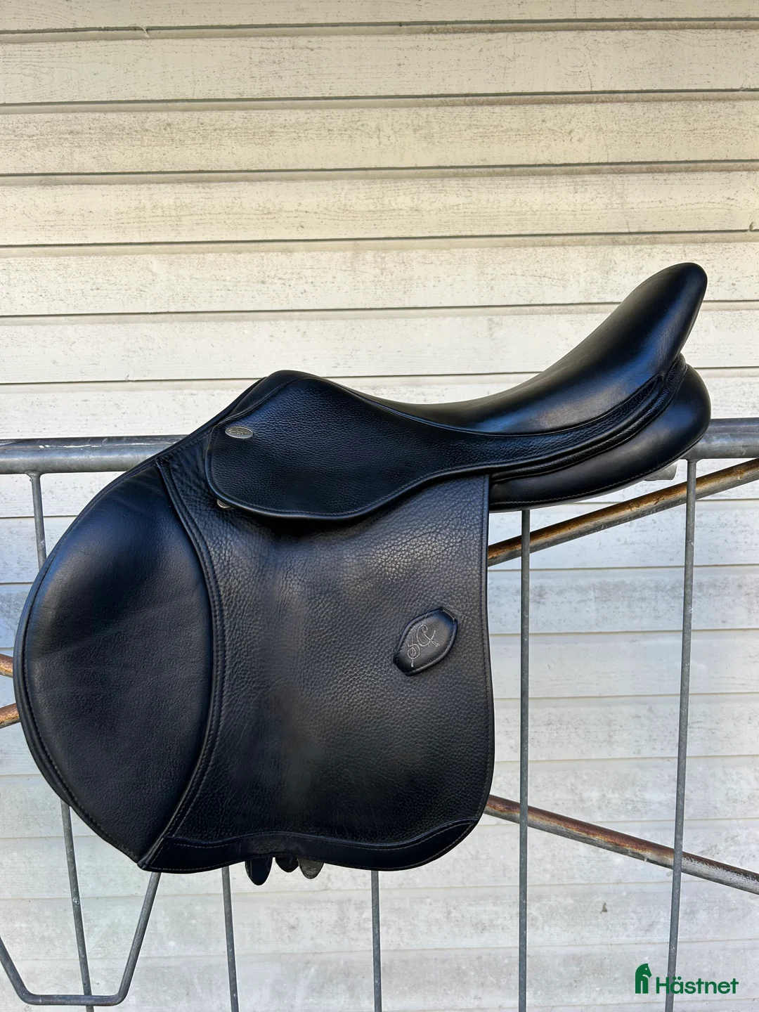Sadlar hästutrustning till salu: Hoppsadel Santa Cruz 17” i Karlshamn - Annons 1