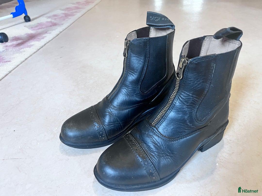 Ridstövlar ryttarutrustning till salu: Ridskor, äkta läder i Nygård - Annons 1