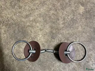 Bett hästutrustning till salu: Fager Thilde med lösa ringar i Flyinge - Annons 2