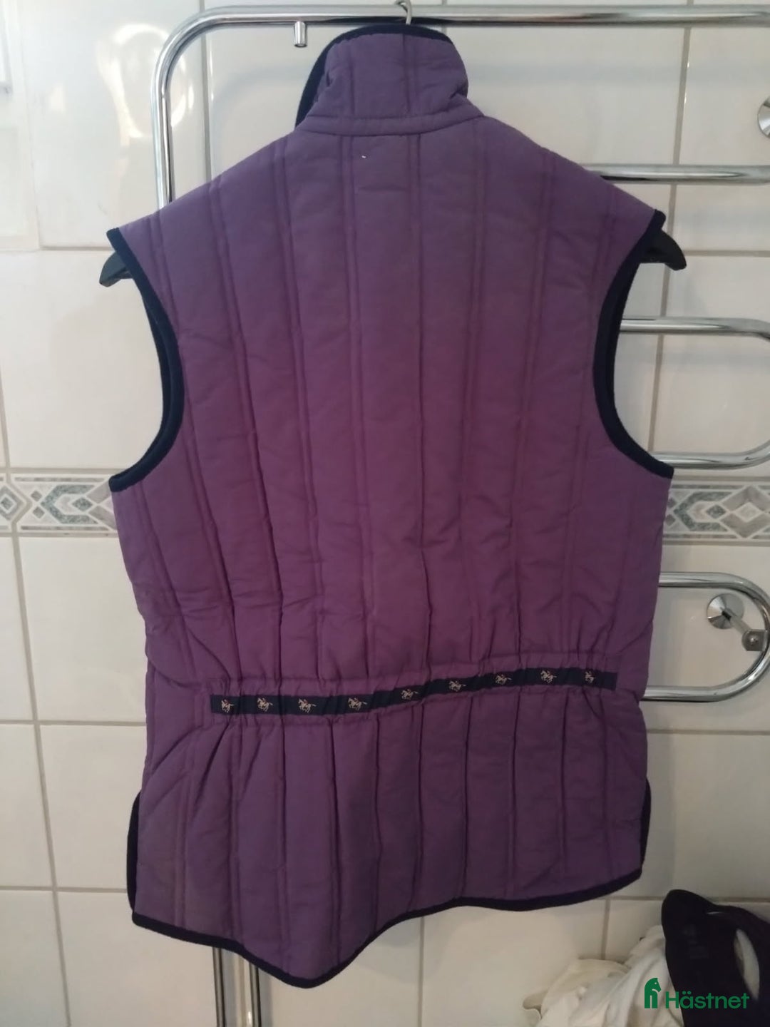 Jackor & Kavajer ryttarutrustning till salu: Vadderad väst oanvänd i Sollentuna - Annons 2