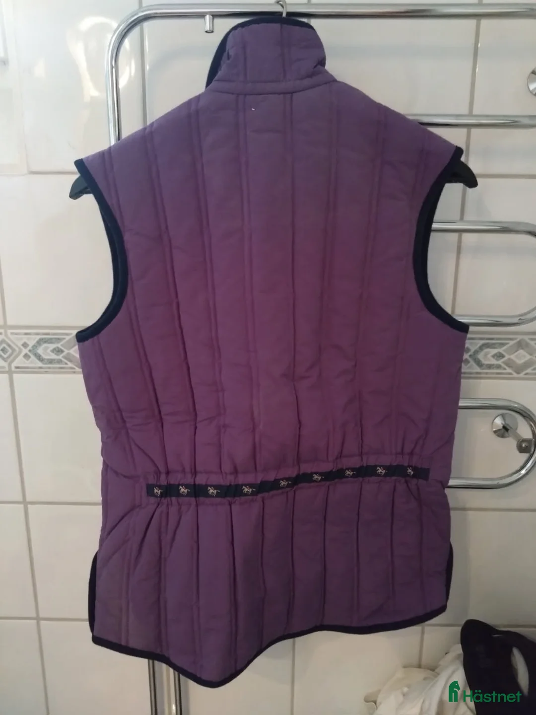 Jackor & Kavajer ryttarutrustning till salu: Vadderad väst oanvänd i Sollentuna - Annons 2