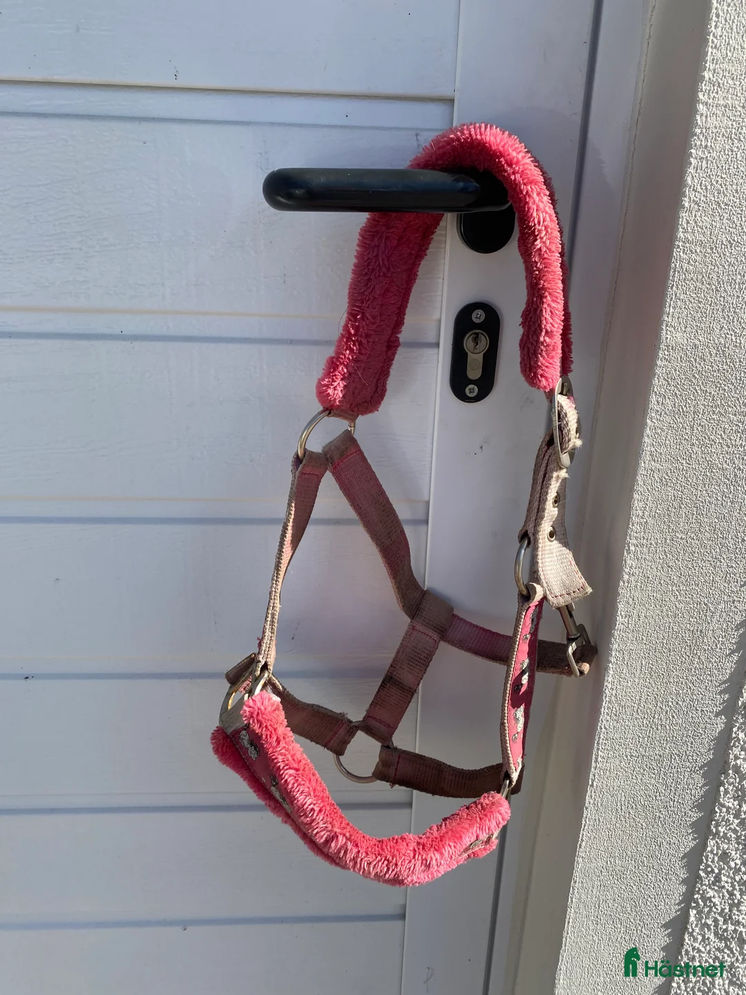 Övrig Hästutrustning hästutrustning till salu: Rosa fluff mulle grimma💕 - Annons 1