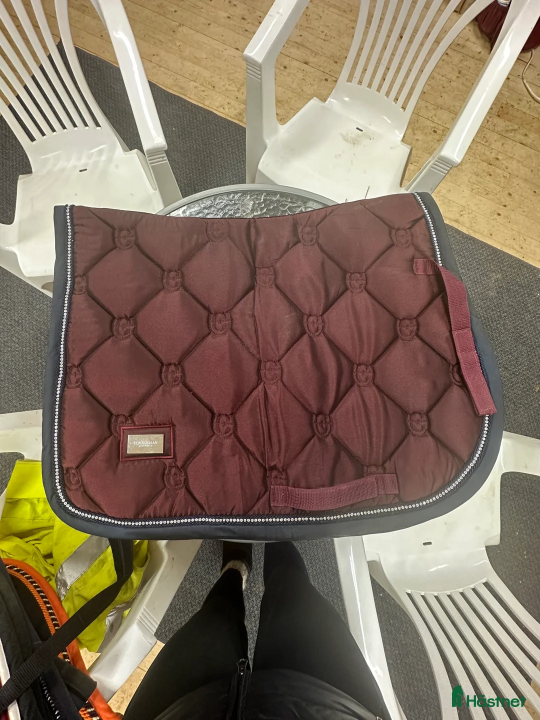 Sadeltillbehör hästutrustning till salu: Vinrött schabrak säljes  i Säve - Annons 2