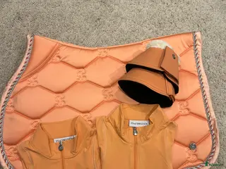Schabrak & Vojlockar hästutrustning till salu: Orange set schabrak, boots och tröjor i Enhörna - Annons 2