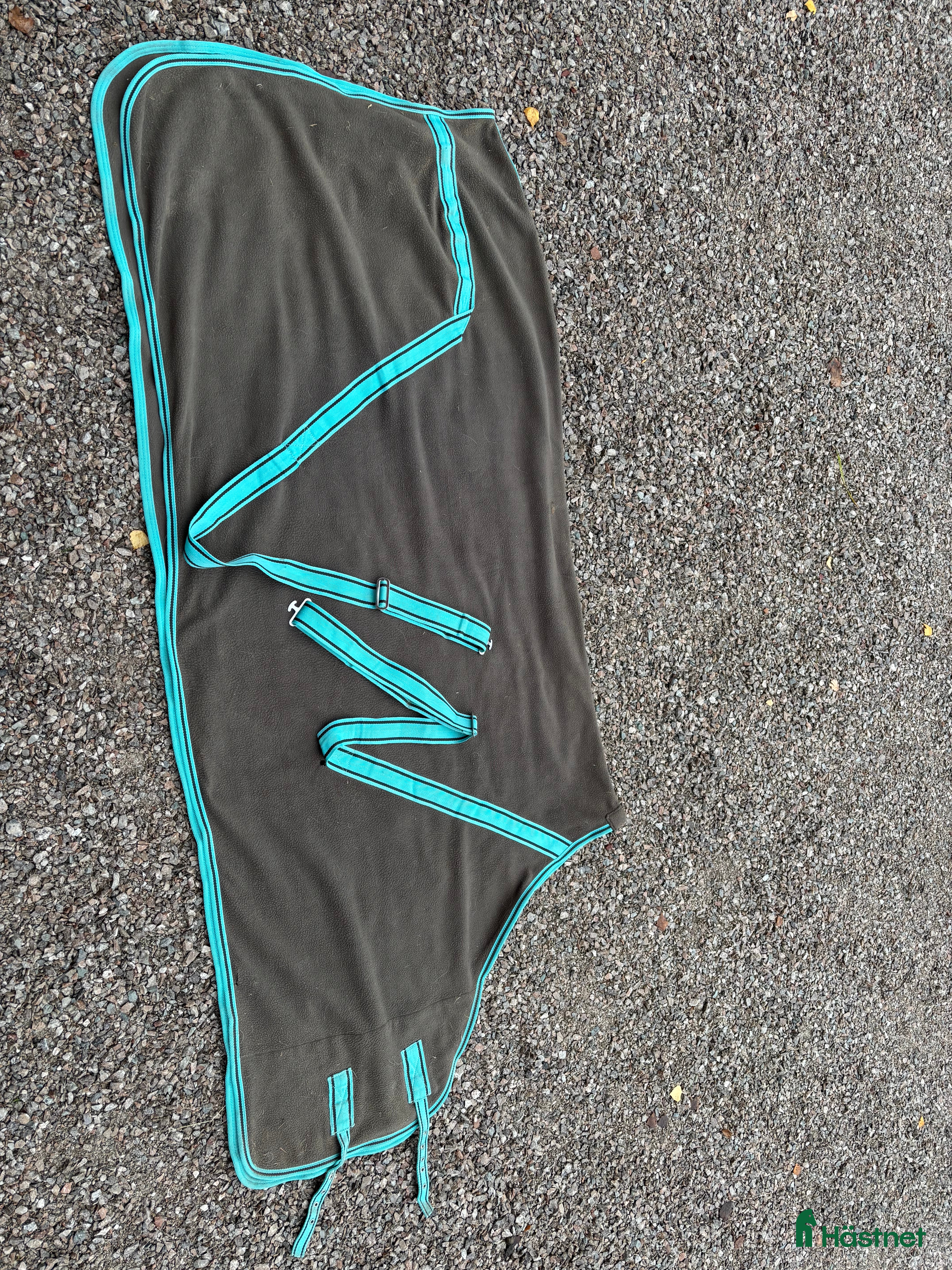 Täcken hästutrustning till salu: Fleecetäcke Kerbl i Sollerön - Annons 4