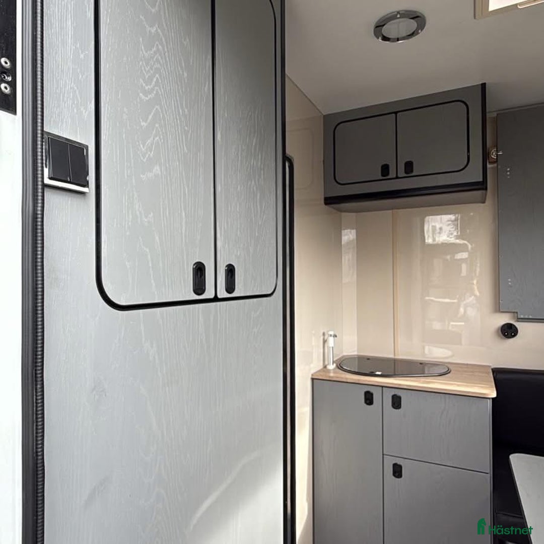 Hästlastbilar  fordon & transport till salu: Equi-Trek Equinox 3500 kg med bodel.  i Teckomatorp - Annons 4