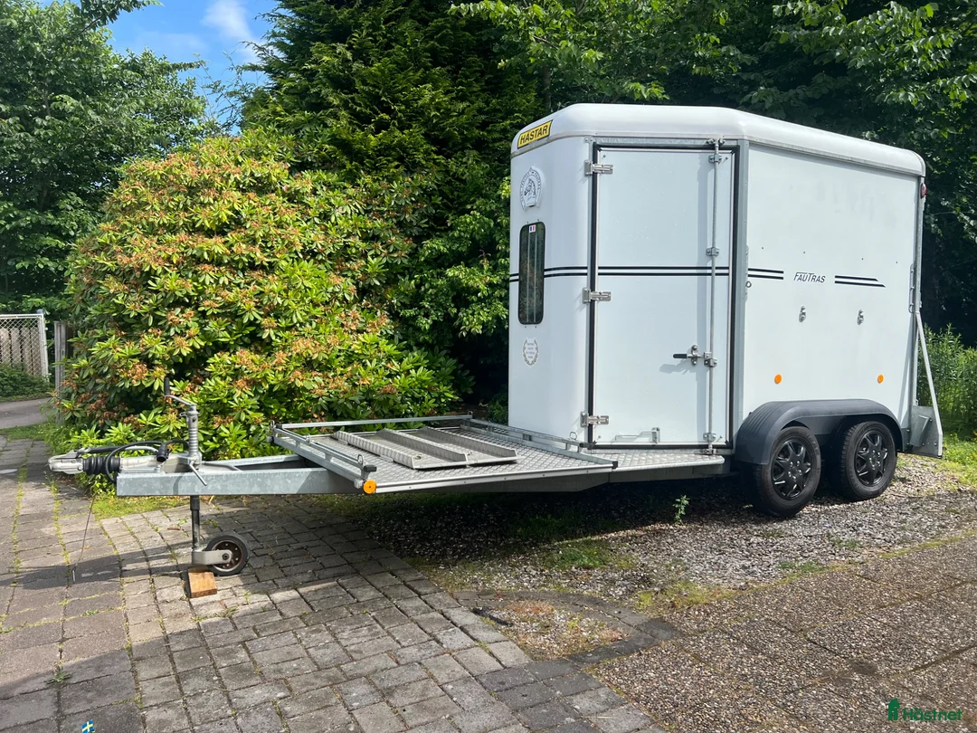 Hästtransporter  fordon & transport till salu: Fautras med platta - Annons 1