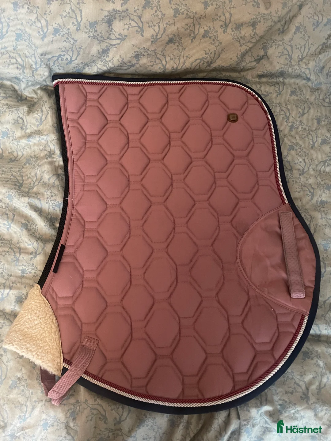 Schabrak & Vojlockar hästutrustning till salu: Fint rosa schabrak - Annons 1