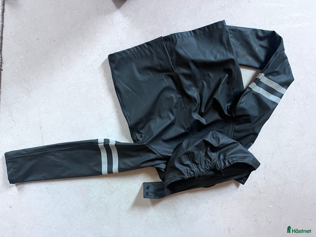 Jackor & Kavajer ryttarutrustning till salu: Regnjacka och regnkjol, junior i Nygård - Annons 2