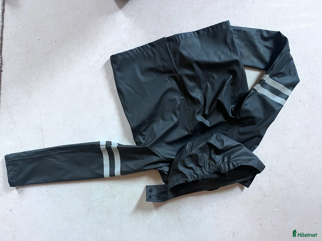 Jackor & Kavajer ryttarutrustning till salu: Regnjacka och regnkjol, junior i Nygård - Annons 2