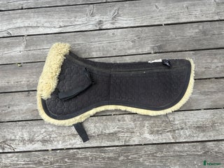 Sadeltillbehör hästutrustning till salu: Korrektions pad i fårskinn. - Annons 8