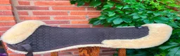 Sadeltillbehör hästutrustning till salu: Mattes fårskinnspadd -brun/natur, storlek L - Annons 1