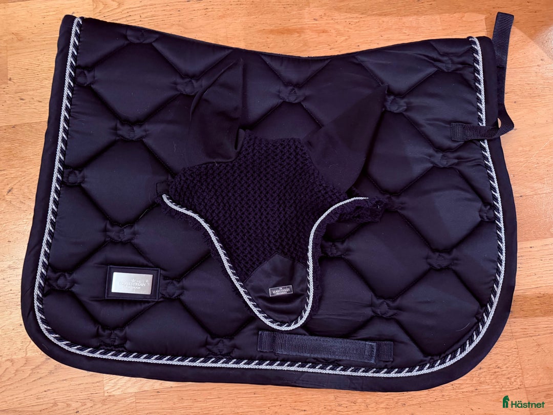 Schabrak & Vojlockar hästutrustning till salu: Equestrian schabrak marin, full, matchande luva  i Stockholm - Annons 1