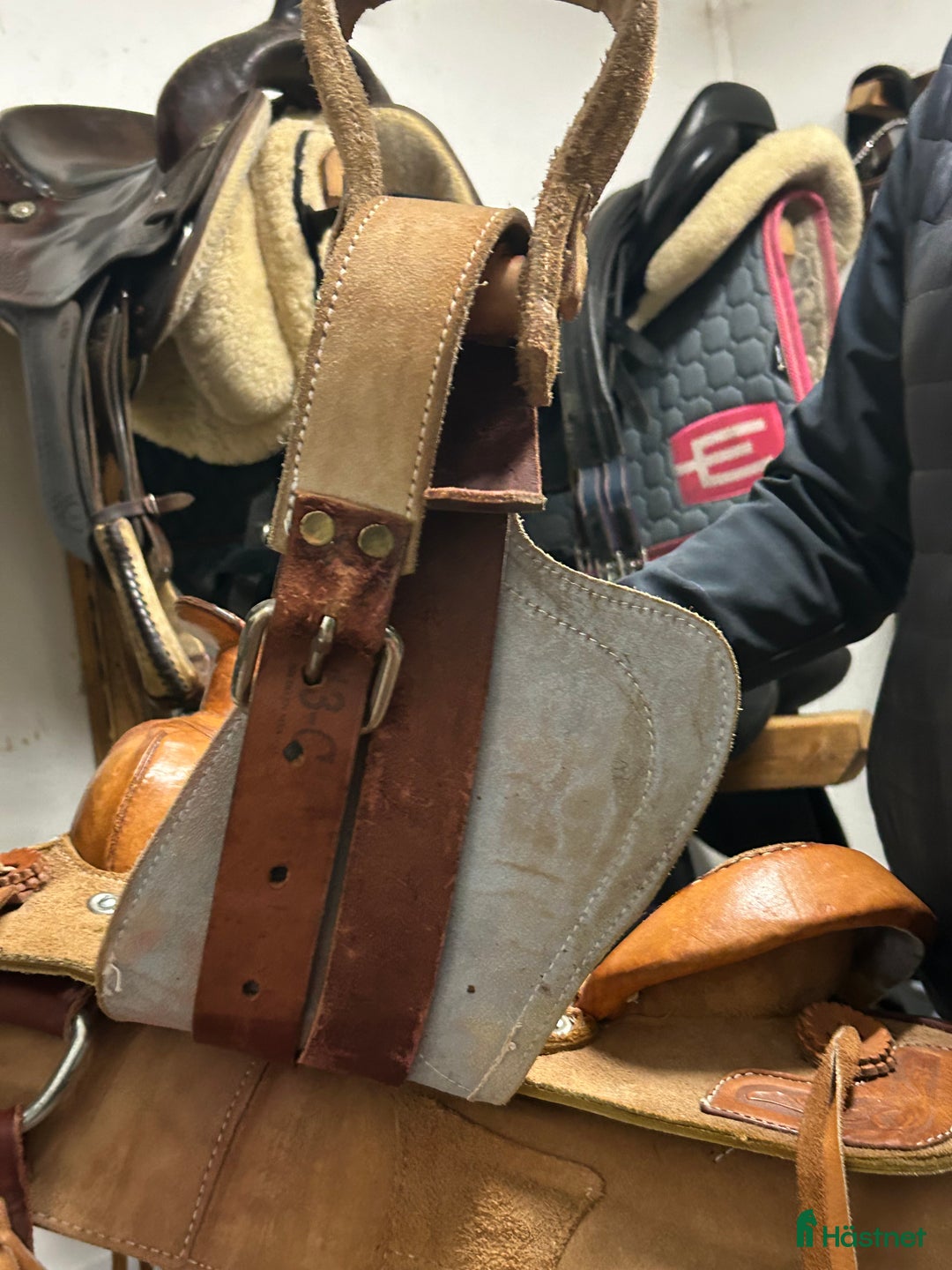 Sadlar hästutrustning till salu: Western sadel med en pad till  i Virestad - Annons 6