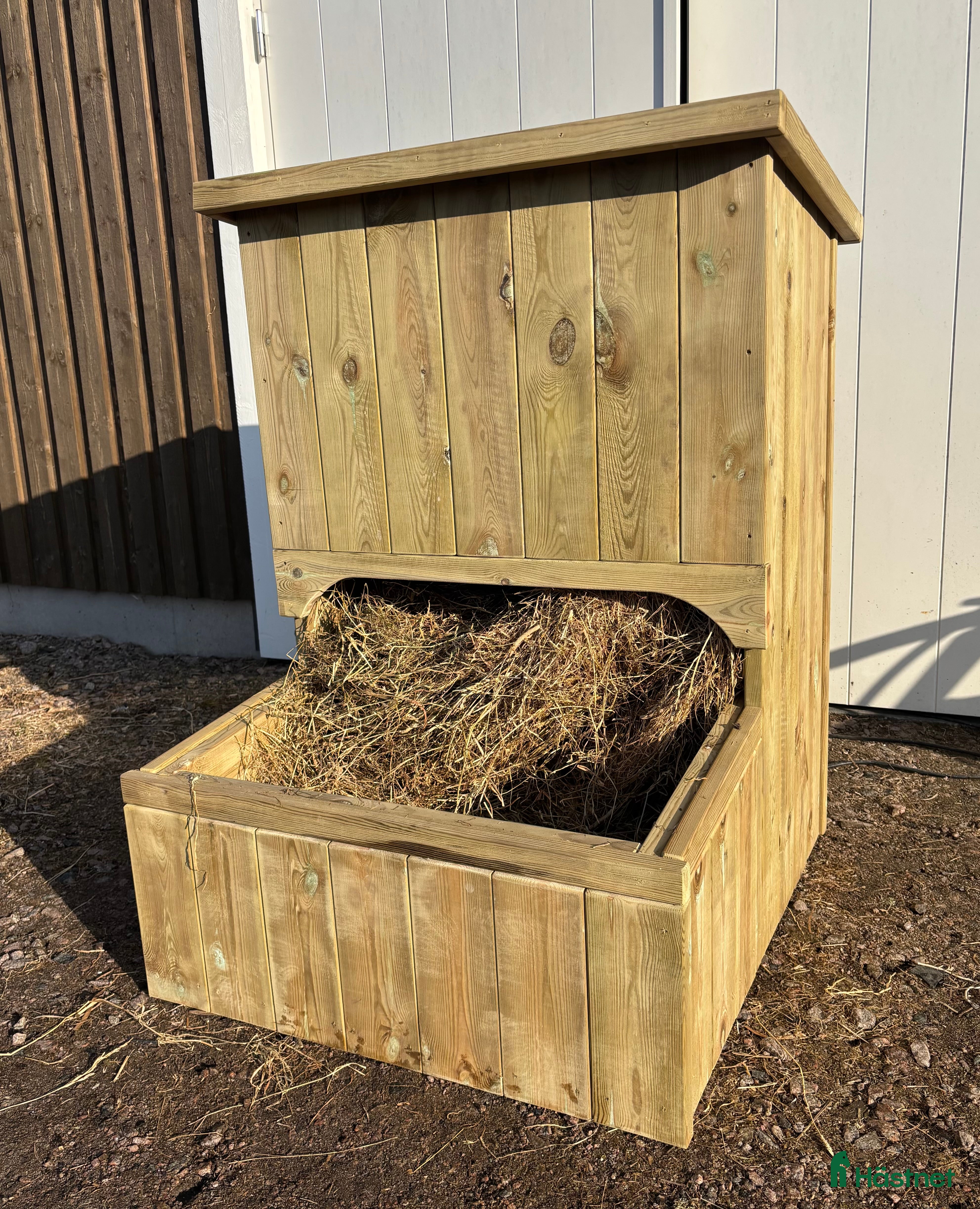 Stallinredning, stängsel & gård övrig utrustning till salu: Höautomat / höhäck / foderautomat - Annons 1