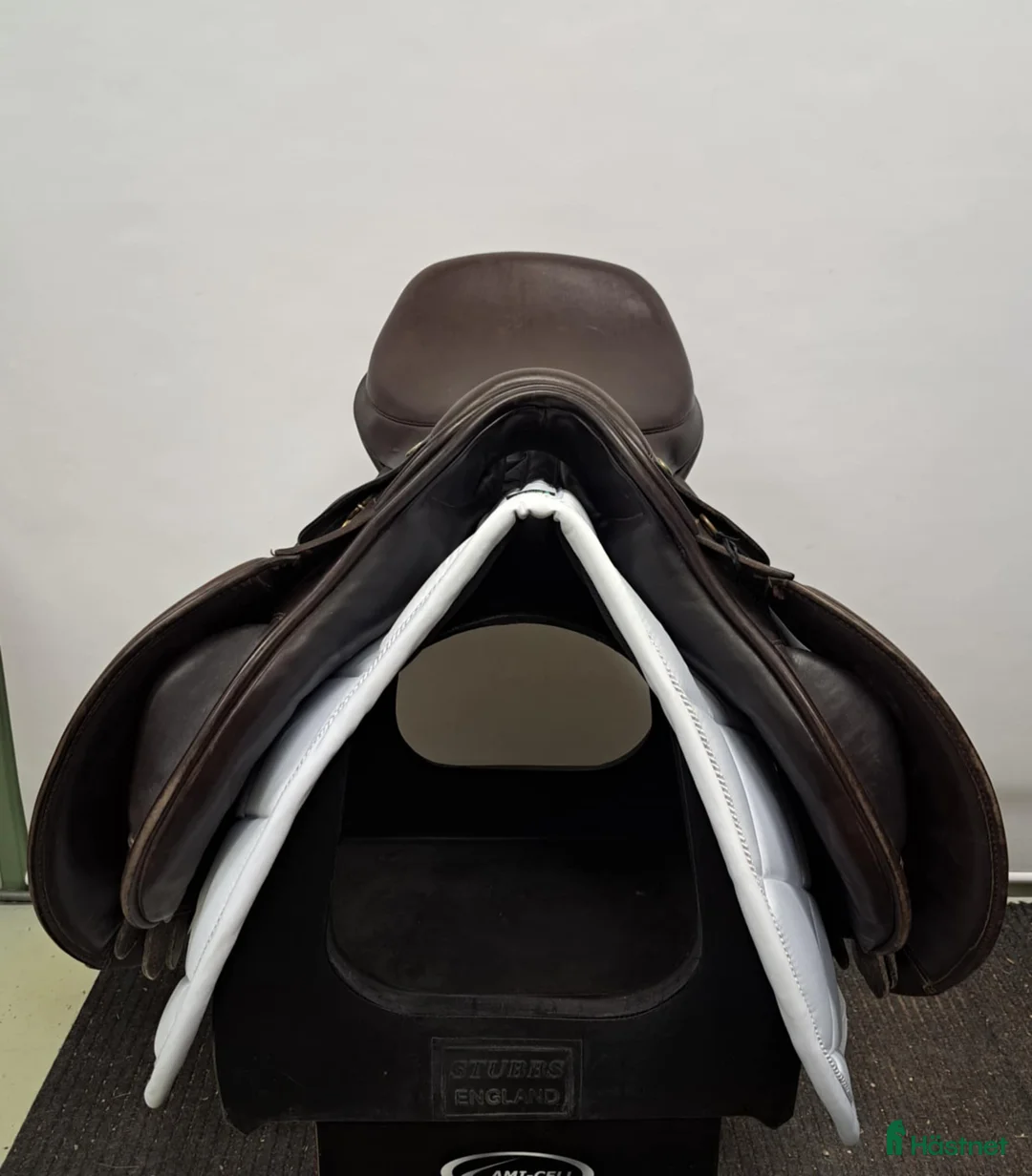 Sadlar hästutrustning till salu: Crown Grandee hoppsadel i Färnäs - Annons 2