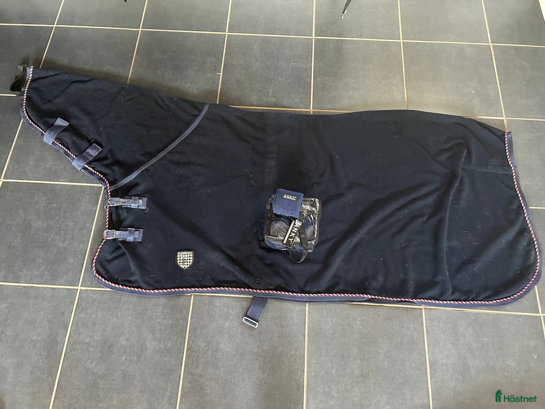 Täcken hästutrustning till salu: 3 olika täcken stl.145 + olika lindor i Vellinge - Annons 8