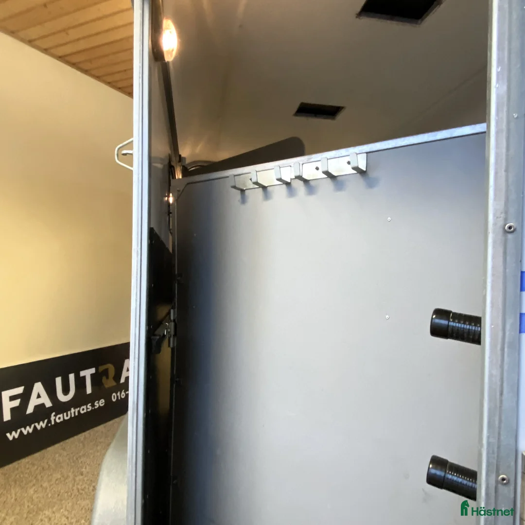 Hästtransporter  fordon & transport till salu: Lasta diagonalt stuterimodell- Fautras Oblic+2-18 i Kvicksund - Annons 2