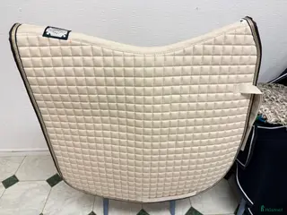 Schabrak & Vojlockar hästutrustning till salu: Beige dressyrschabrak från Eskadron i Hålta - Annons 2