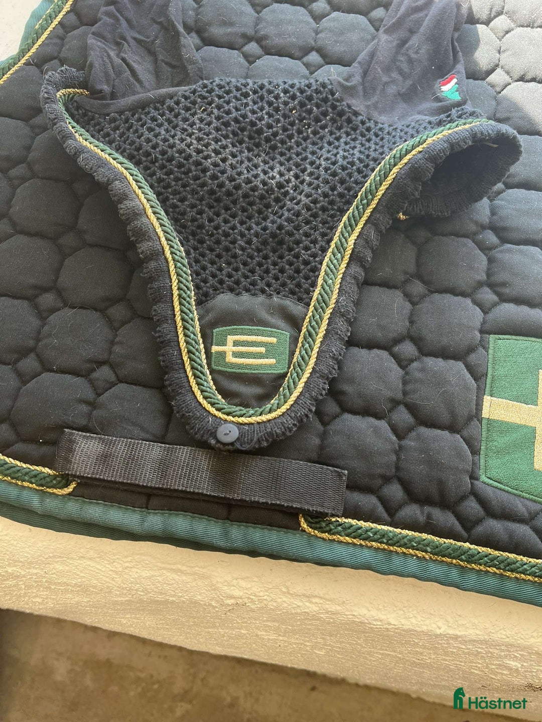 Schabrak & Vojlockar hästutrustning till salu: Equeline schabrak & huva med E-logga i Färjestaden - Annons 2