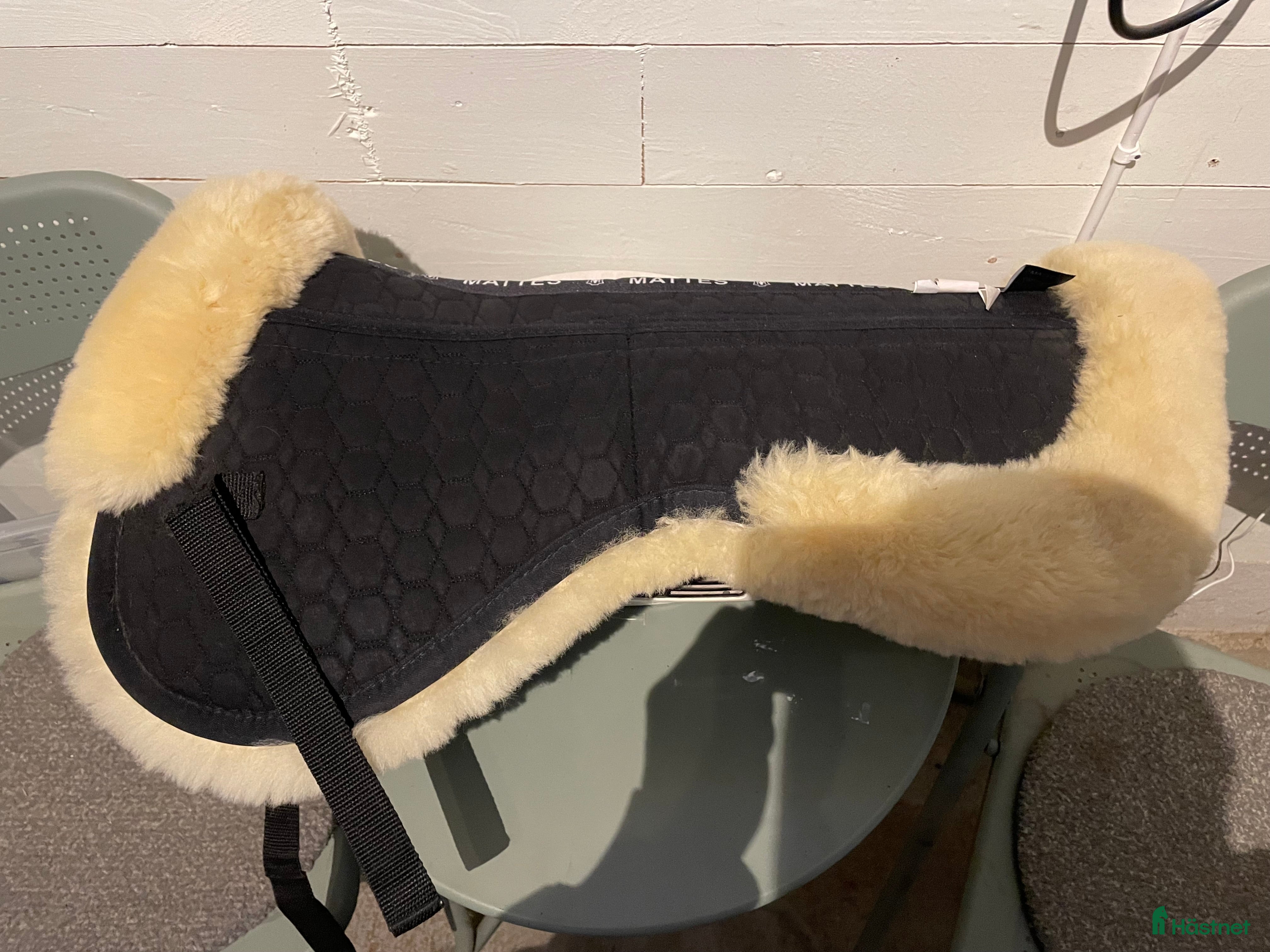 Sadeltillbehör hästutrustning till salu: Mattes fårskinnspadd M i Borlänge - Annons 2