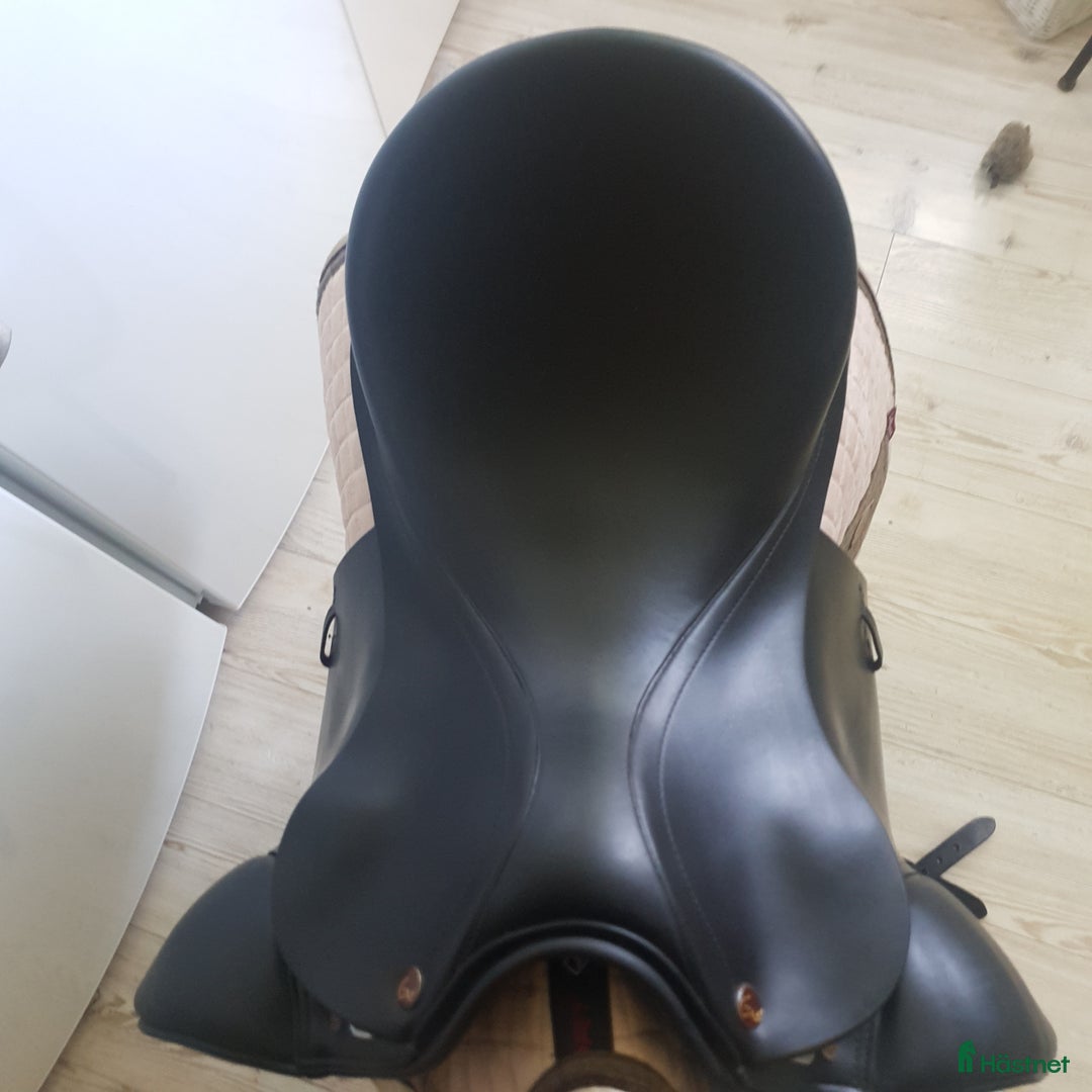 Sadlar hästutrustning till salu: Prestige top dressage 17"/35 i Tranås - Annons 5