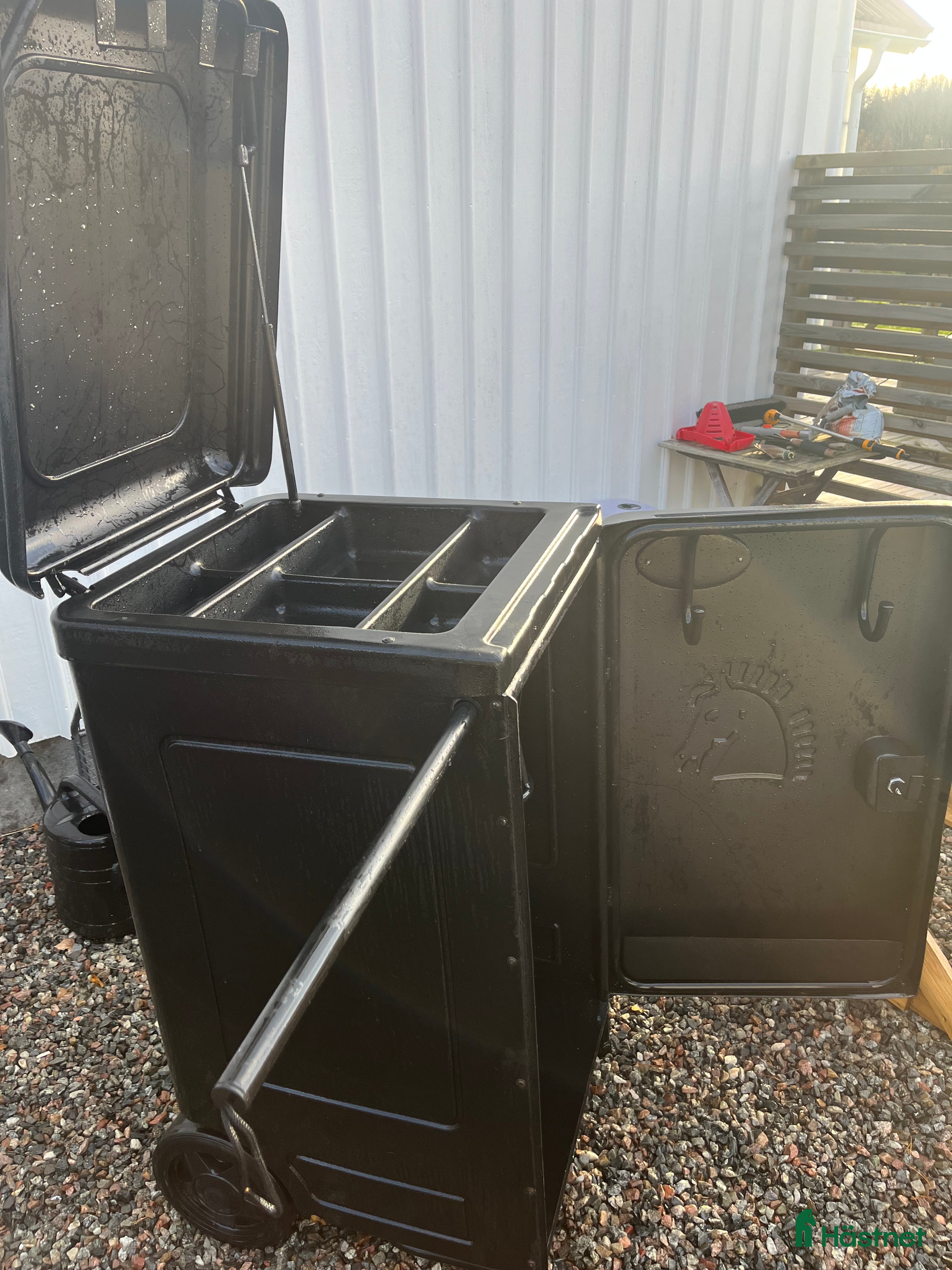 Hästinspirerad heminredning övrig utrustning till salu: Showmaster hästskåp i Västerås - Annons 1