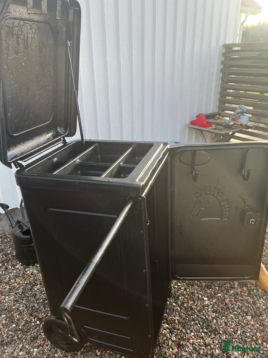 Hästinspirerad heminredning övrig utrustning till salu: Showmaster hästskåp i Västerås - Annons 1