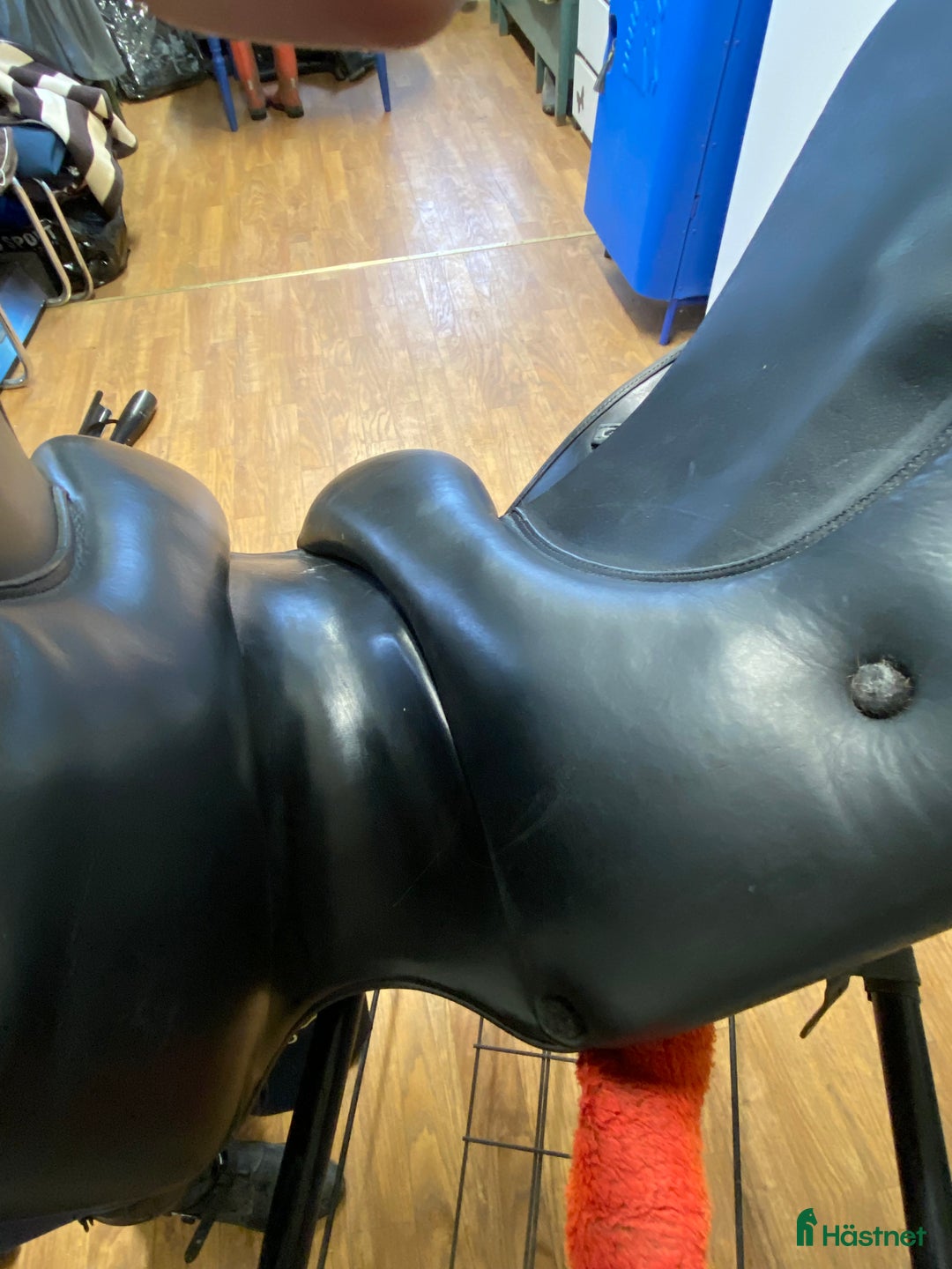 Sadlar hästutrustning till salu: Svart dressyr lippo sadel i Viken - Annons 4