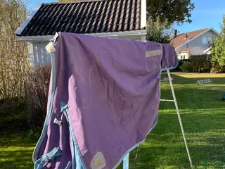 Täcken hästutrustning Lila vintertäcke med avtagbar hals 135cm i Upplands Väsby - Annons 14