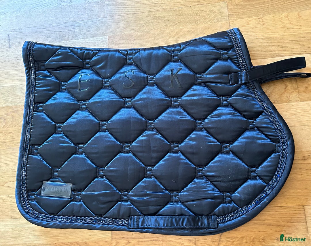 Sadeltillbehör hästutrustning till salu: Eskadron hoppschabrak, full i Värmdö - Annons 1