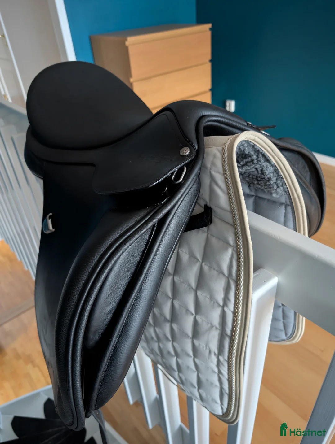 Sadlar hästutrustning till salu: Bates WIDE dressyr 17.5 - Annons 3