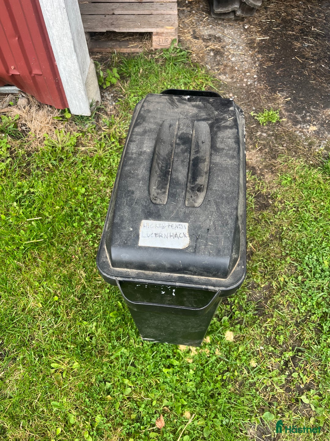 Stallinredning, stängsel & gård övrig utrustning till salu: Svart fodertunna i Åkersberga - Annons 3