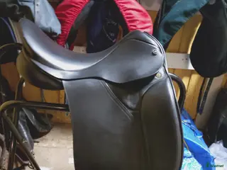 Sadlar hästutrustning till salu: Perfekt första dressyr sadel i Årsunda - Annons 1