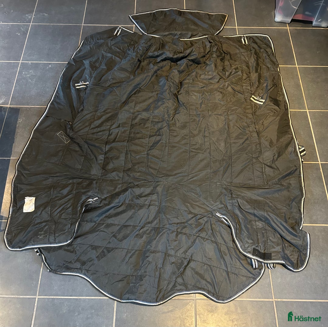 Täcken hästutrustning till salu: Fairfeild 200g täcken med hals i Vellinge - Annons 2