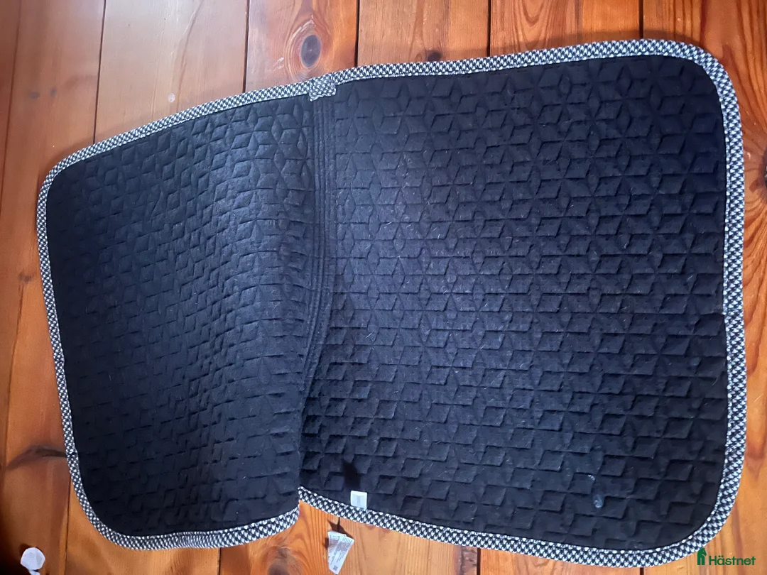 Schabrak & Vojlockar hästutrustning till salu: Kentucky sammet rutigt svart vit  i Vallentuna - Annons 2