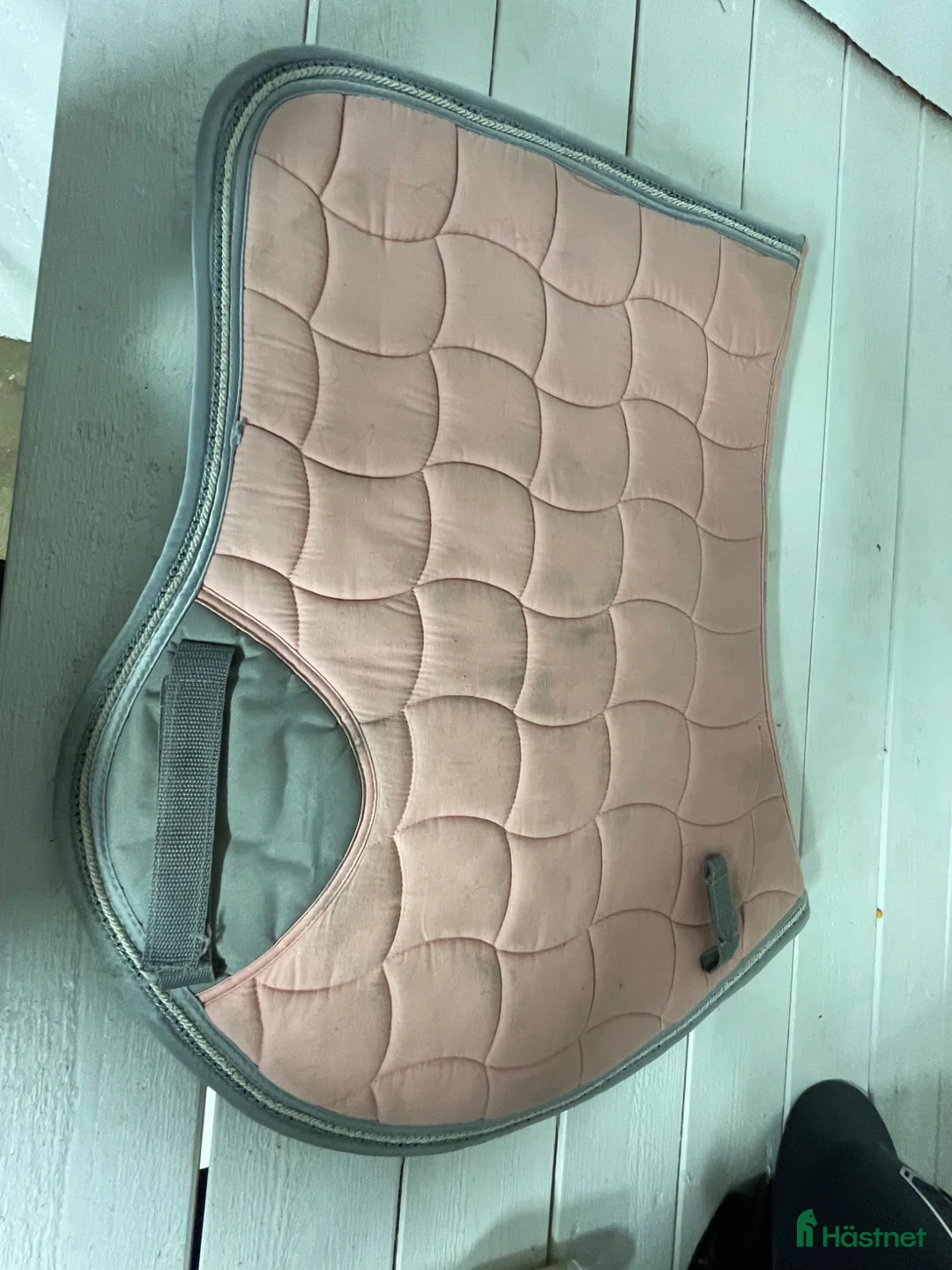 Schabrak & Vojlockar hästutrustning till salu: Fint rosa schabrak  - Annons 5