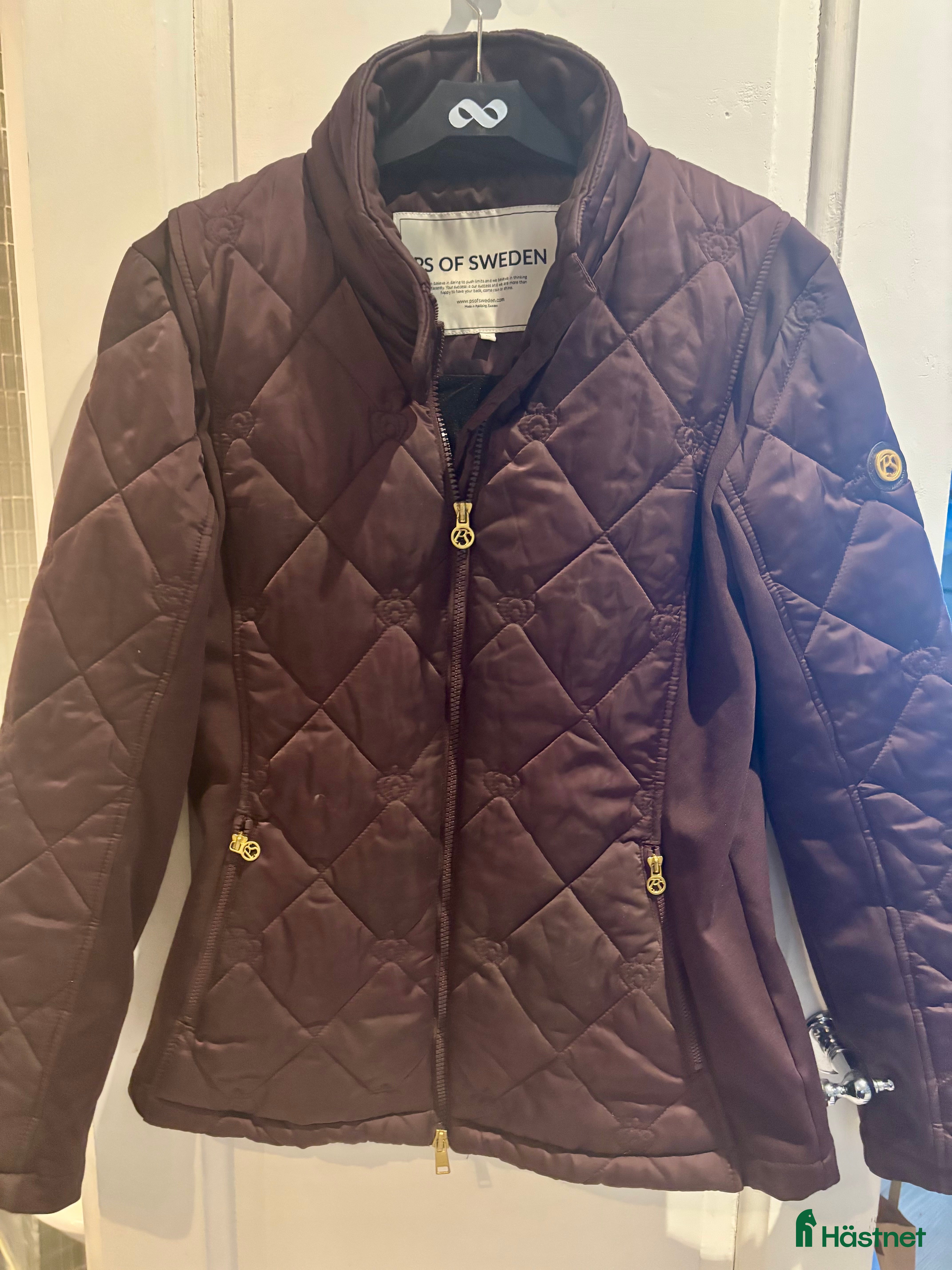 Jackor & Kavajer ryttarutrustning till salu: PS ridjacka vinröd i Vännäs - Annons 1