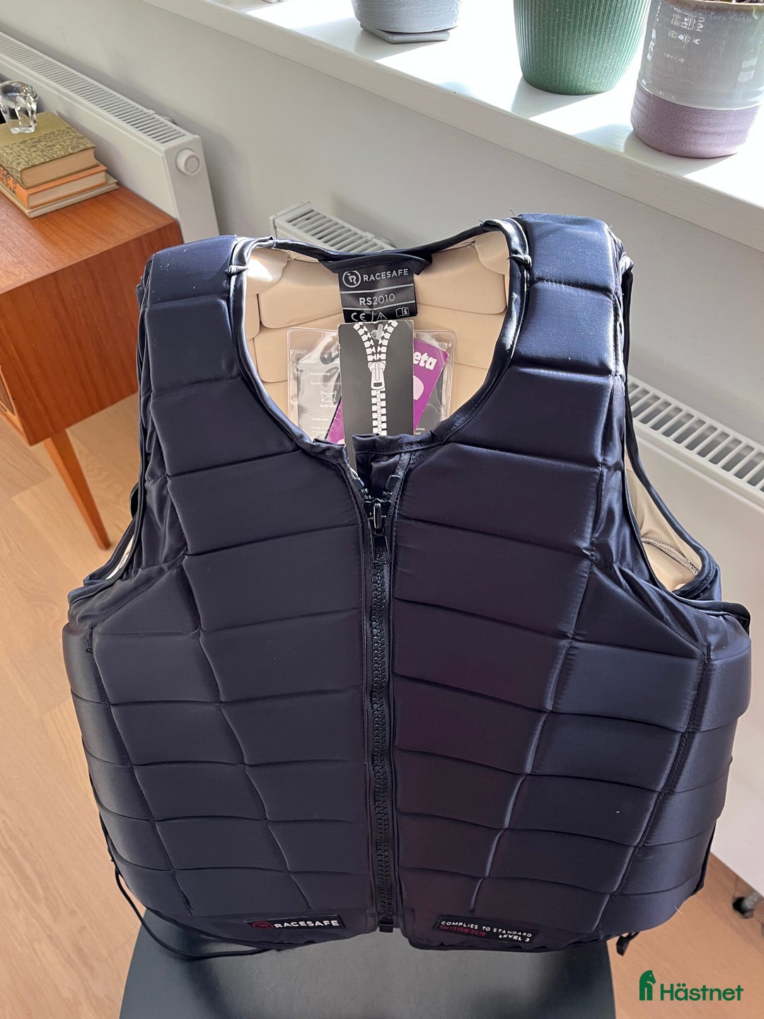 Säkerhetsvästar ryttarutrustning till salu: Ny Racesafe ridväst - Adult Large - Regular Black i Umeå - Annons 1