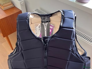 Säkerhetsvästar ryttarutrustning till salu: Ny Racesafe ridväst - Adult Large - Regular Black i Umeå - Annons 3